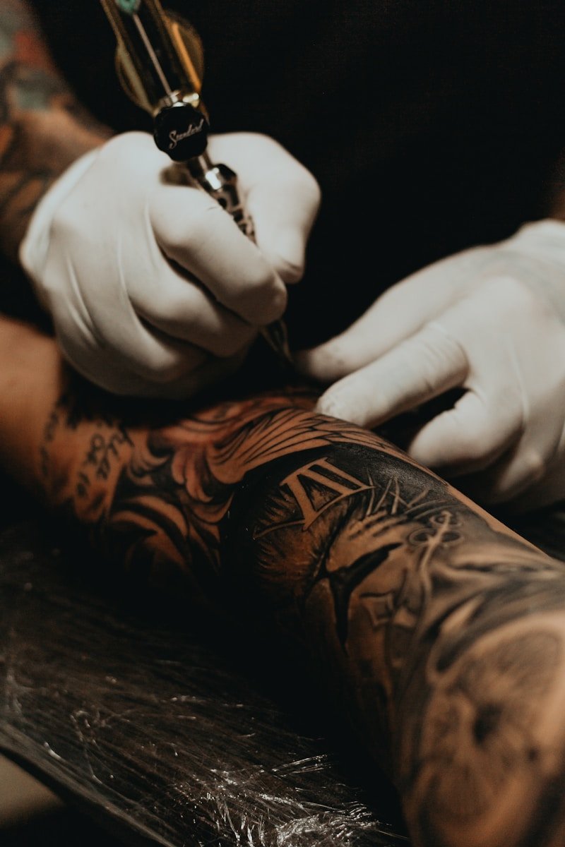 Estudio Fervescen Tattoo Barcelona person doing tattoo
