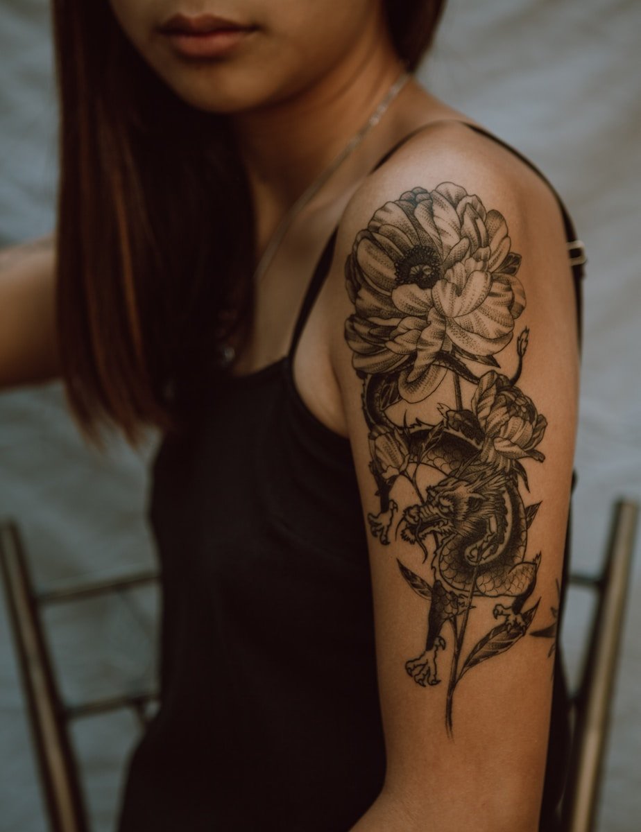 Estudio Fervescen Tattoo Barcelona woman with black and brown floral tattoo on her back